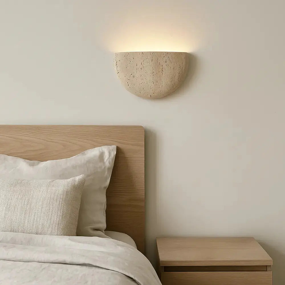 Modelo Hamar - Aplique de Pared en Travertino con Diseño de Media Luna