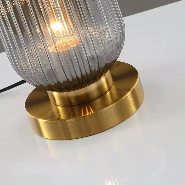 Lámpara de mesa contemporánea de vidrio y latón | Yrsa