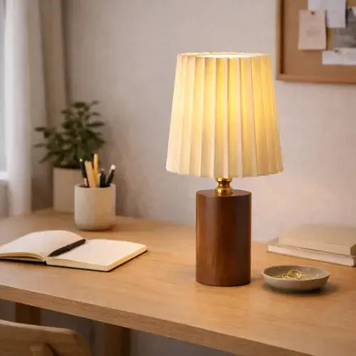 Lámpara de Noche de Madera Sólida con Pantalla de Tela Plisada | Lior