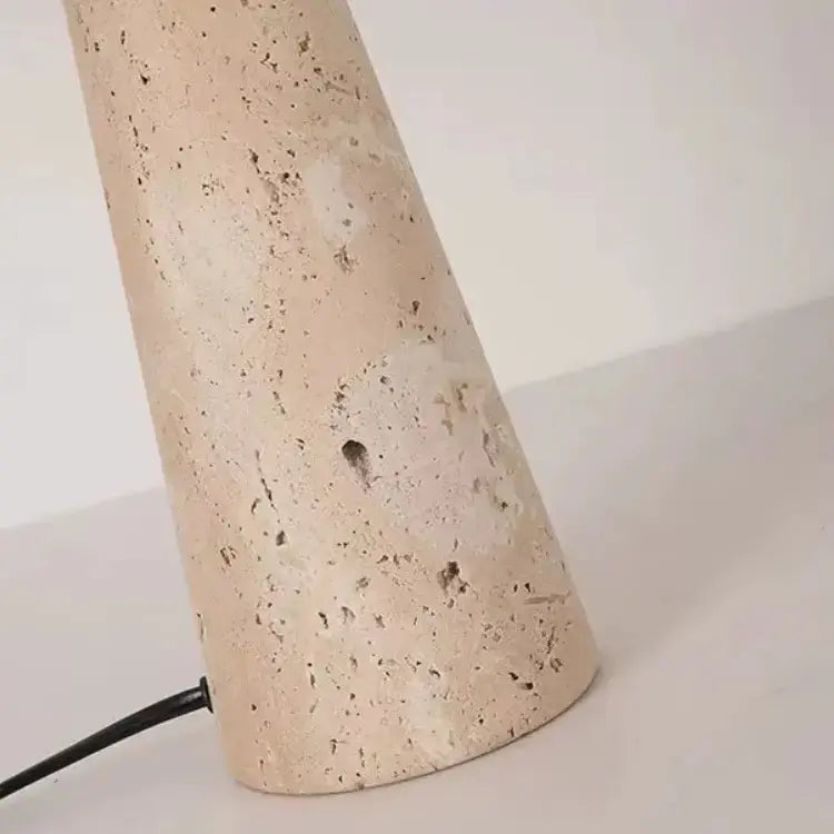 Lámpara de mesa sofisticada en travertino y tela | Sila