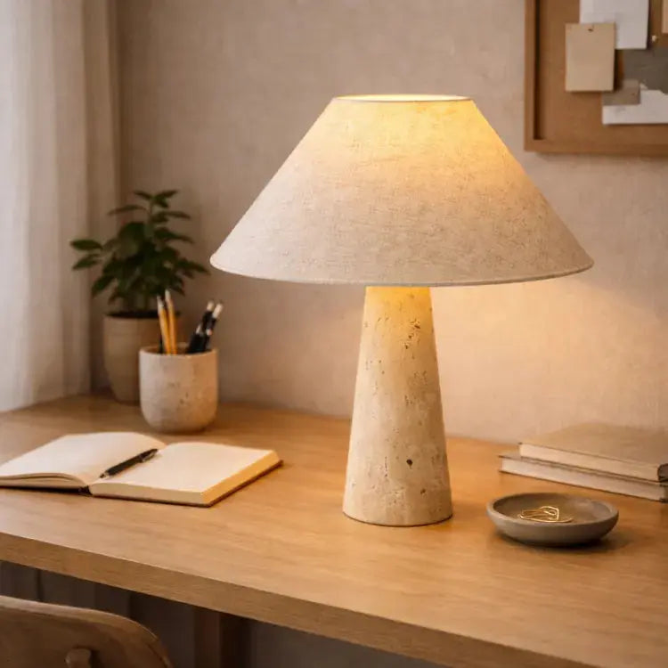 Lámpara de mesa sofisticada en travertino y tela | Sila